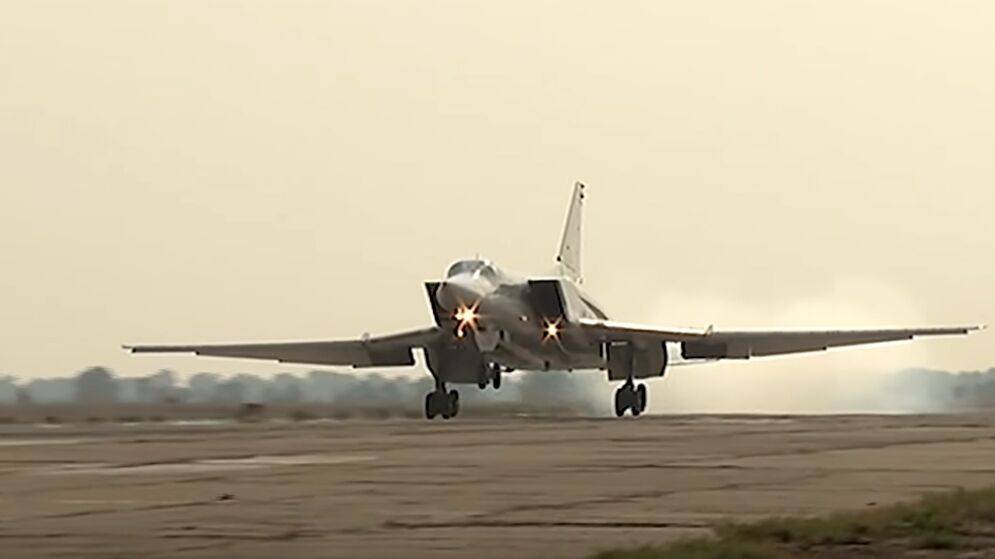 Полет бомбардировщиков Ту-22М3 над Черным морем попал на видео - riafan.ru - Москва - Россия