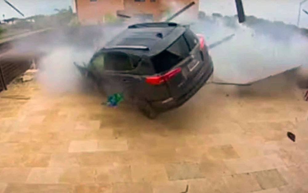 Вот это полет — Тойота RAV4 сквозь заборы и над бассейном (видео) - zr.ru - шт.Флорида