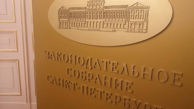 Эдуард Батанов - Петербургские депутаты поддержали увеличение городского резервного фонда - piter.tv - Санкт-Петербург