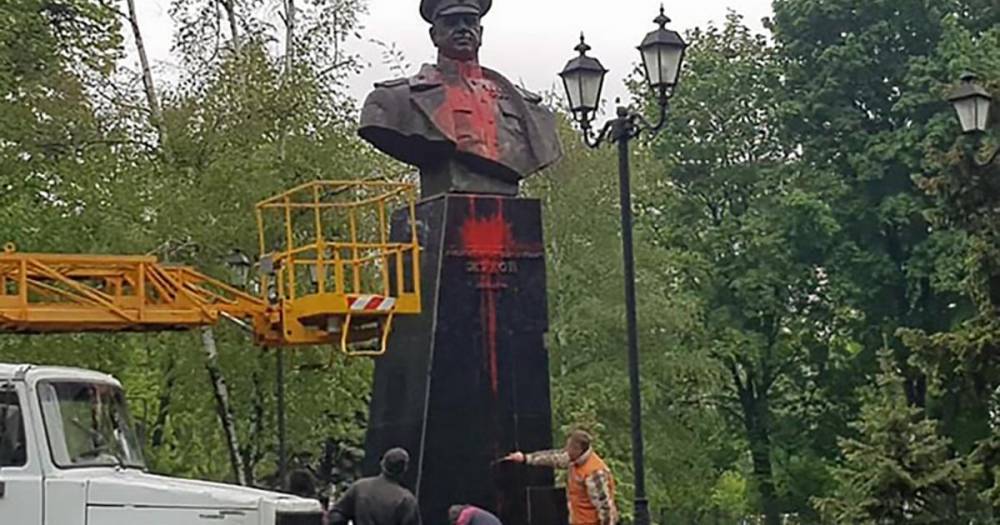 Геннадий Кернес - Георгий Жуков - В Харькове второй день подряд оскверняют памятник Жукову - ren.tv - Харьков