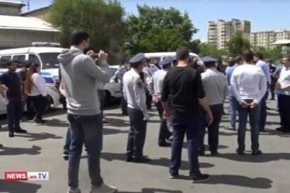 Артур Даниелян - Подвергнутые приводу члены организации «Адеквад» выходят из здания Центрального отделения Полиции - news.am - Армения