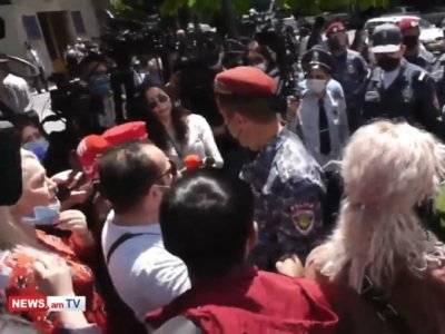Артур Саркисян - Протестующие представители ресторанов встречаются с членами парламентской фракции партии «Светлая Армения» - news.am - Армения