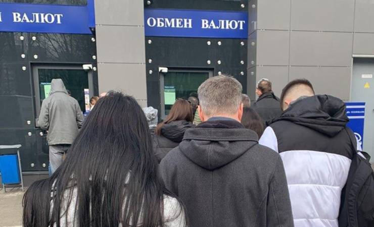 Те, кто купил валюту в апреле, теперь кусают себе локти. Стоит ли менять ее обратно? - gomel.today - Россия