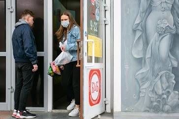 В Роспотребнадзоре разъяснили, почему покупателям без масок вправе отказать в обслуживании - znak.com