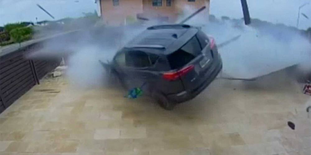 Видео: Toyota RAV4 протаранил забор и перелетел через бассейн - autonews.ru - USA - шт.Флорида