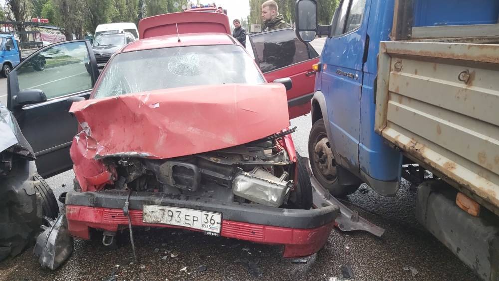 В Воронеже пенсионер на легковушке спровоцировал аварию с двумя пострадавшими - moe-online.ru - Воронеж