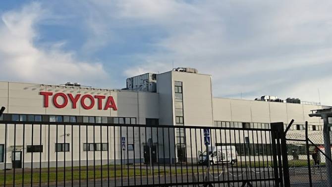 Завод Toyota в Санкт-Петербурге начал производство медицинских масок и щитков - usedcars.ru - Санкт-Петербург