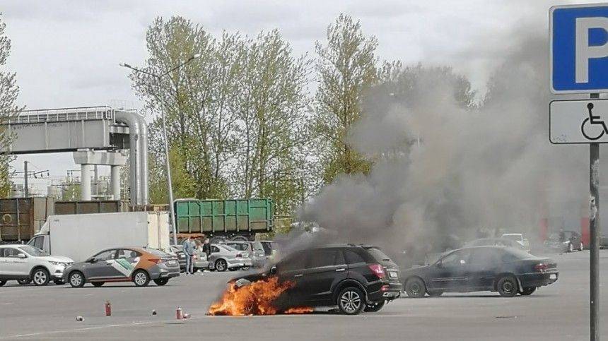 Видео: мужчина спас двух детей из горящей машины на парковке в Петербурге - 5-tv.ru - Санкт-Петербург