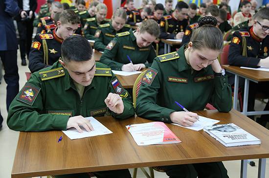 Педагогам военных учебных центров хотят давать внеочередные воинские звания - pnp.ru - Россия