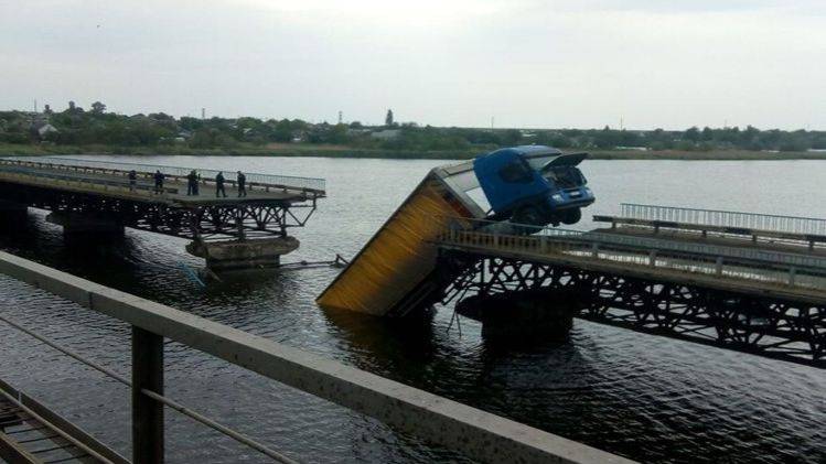 Возле Никополя под весом фуры рухнул отремонтированный мост - newsland.com - Днепропетровская обл. - Никополь - район Никопольский - Гсчс