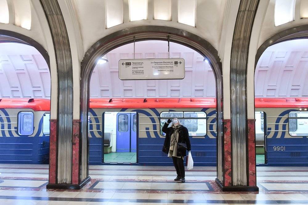 Максим Ликсутов - Указывающие на более свободные вагоны стикеры разместили в московском метро - vm.ru - Москва