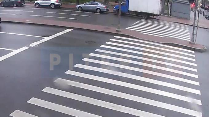 Видео: легковой автомобиль врезался в стоящую "Газель" в Адмиралтейском районе - piter.tv - Санкт-Петербург - район Адмиралтейский, Санкт-Петербург