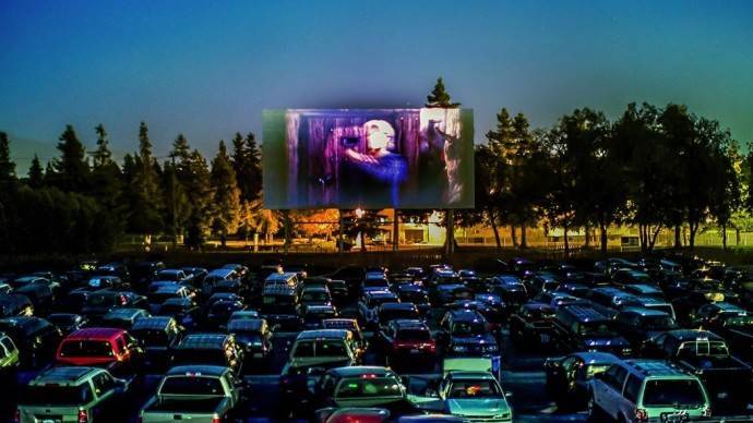 КАРО планирует открыть автокинотеатры в разных городах России - parkseason.ru - Москва - Россия - Санкт-Петербург - Казань - Новости