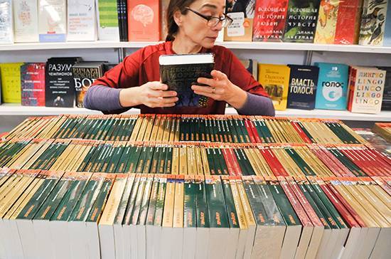 Елена Драпеко - В Госдуме предложили включить книгоиздание в перечень пострадавших отраслей - pnp.ru - Россия