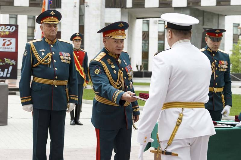 Сергей Шойгу - Владимир Путин - Михаил Мишустин - Ксения Шойгу - Путин наградил празднующего 65-летний юбилей Шойгу орденом - tvc.ru