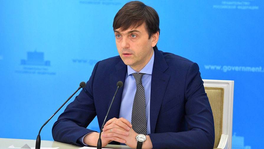 Владимир Путин - Сергей Кравцов - В Минпросвещения рассказали о дистанции между школьниками во время ЕГЭ - gazeta.ru - Россия