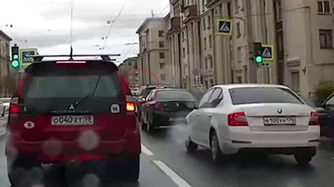 Питер Онлайн - В Невском районе пешеход побежал на "красный" и попал под колеса сразу двух машин - piter.tv - Ленинградская обл. - Санкт-Петербург