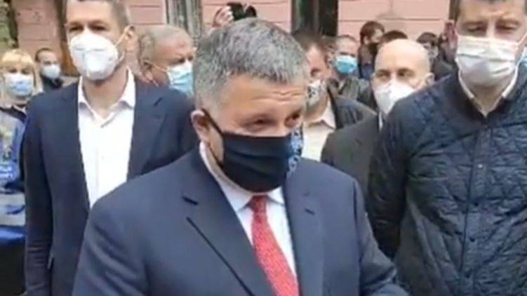 Арсен Аваков - В Черновцах Авакова встретили пикетом люди, недовольные медреформой - newsland.com - Черновцы