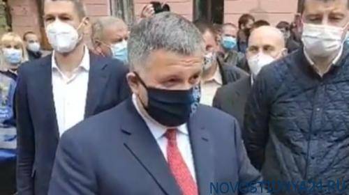 Арсен Аваков - В Черновцах Авакова встретили пикетом люди, недовольные медреформой - novostidnya24.ru - Черновцы