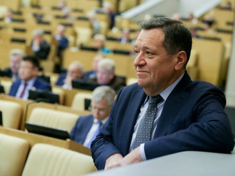 Андрей Макаров - Депутат Макаров: предлагать раздавать маски бесплатно "это бесчеловечно" - sobesednik.ru - Россия