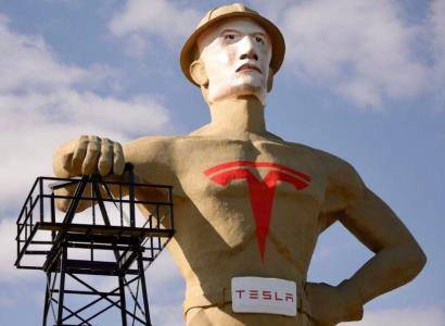 Илон Маск - Гигантской статуе нарисовали лицо Илона Маска, а на груди логотип Tesla - news.am - штат Оклахома