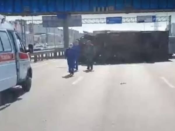 В Тюмени опрокинулся грузовик и перекрыл движение на улице Федюнинского - nakanune.ru - Тюмень - Тюменская обл.