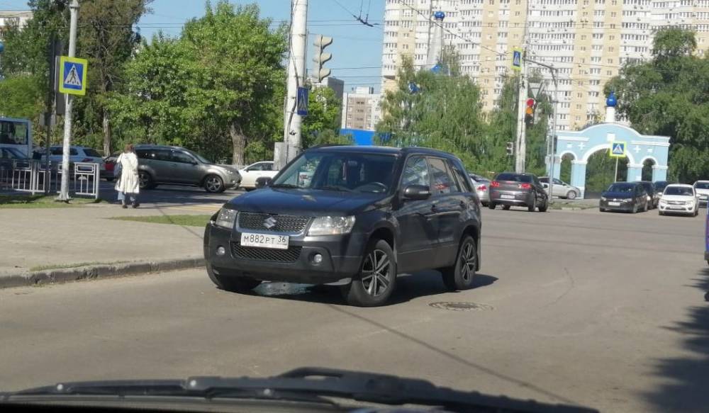 Маршрутка и внедорожник столкнулись на перекрёстке в Воронеже - moe-online.ru - Воронеж