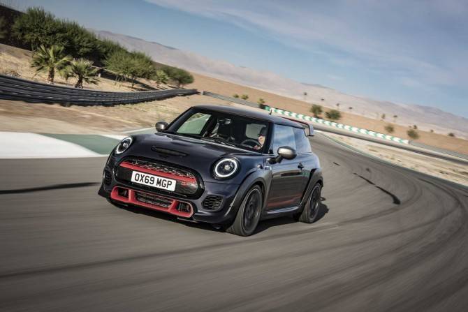 Первые MINI John Cooper Works GP переданы российским клиентам - autostat.ru - Россия