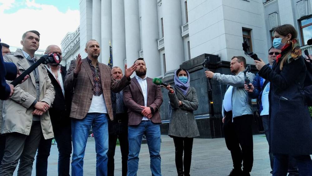 Владимир Зеленский - Максим Жорин - Киевские радикалы выведут бойцов на улицы, чтобы показать Зеленскому силу - riafan.ru - Украина - Киев