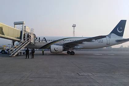 Названо число людей на борту упавшего в Пакистане самолета - lenta.ru - Пакистан - Лахор - Карачи