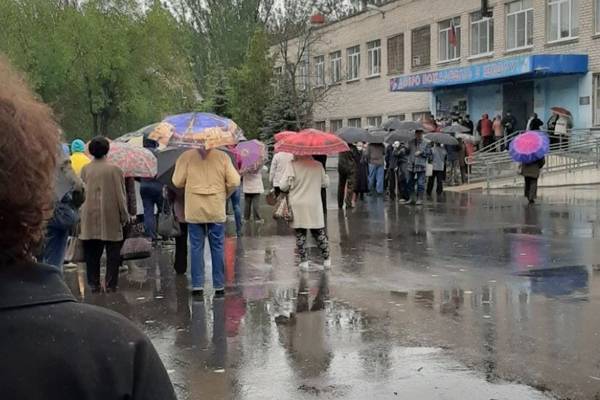 В Волжской администрации прокомментировали бесплатную раздачу средств защиты собравшимся в толпу пенсионерам - govoritmoskva.ru - Москва - Волжский - Волгоградская обл.