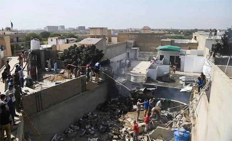 В Пакистане пассажирский самолет упал на жилые дома. На борту находилось около ста человек - gomel.today - Пакистан - Лахор - Карачи