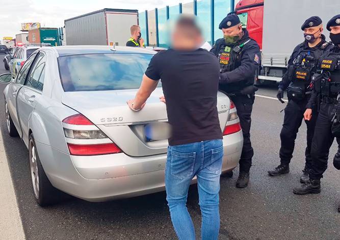 В Праге водитель «Мерседеса» угрожал пистолетом врачам скорой помощи - vinegret.cz - Прага
