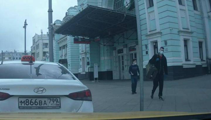 Бомбилы напали на московского таксиста у Белорусского вокзала - vesti.ru