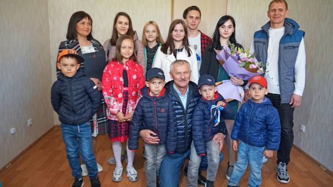 Семья с 10 детьми получила две квартиры в Петербурге - piter.tv - Санкт-Петербург - р-н Приморский