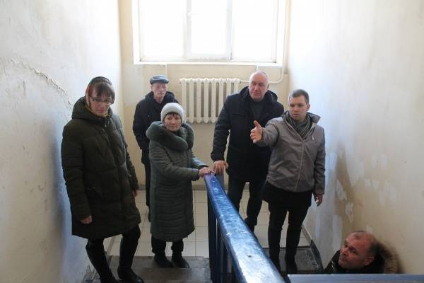 В Тюмени многодетные и инвалиды добиваются переселения из аварийного дома - nakanune.ru - Тюмень