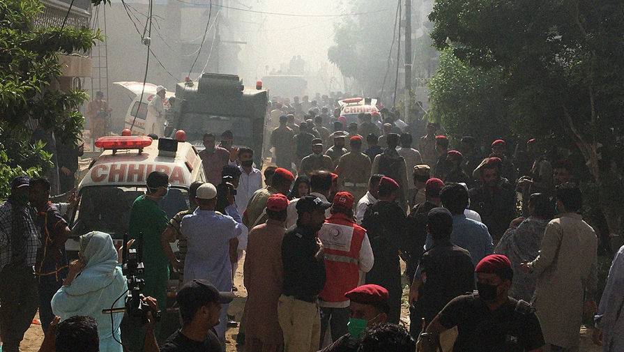Имран-Хан Пакистан - Власти Пакистана подтвердили гибель 90 человек при падении самолета - gazeta.ru - Пакистан - Лахор - Карачи