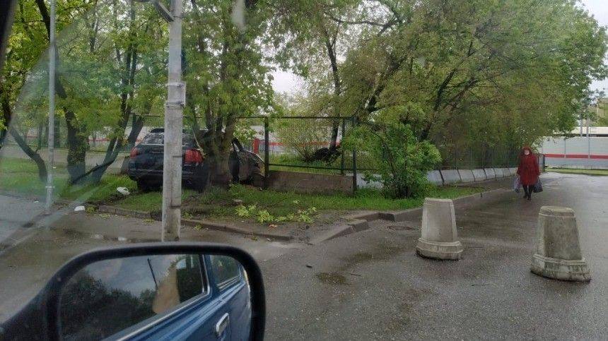 Московский водитель бросил Porsche после въезда в забор - 5-tv.ru