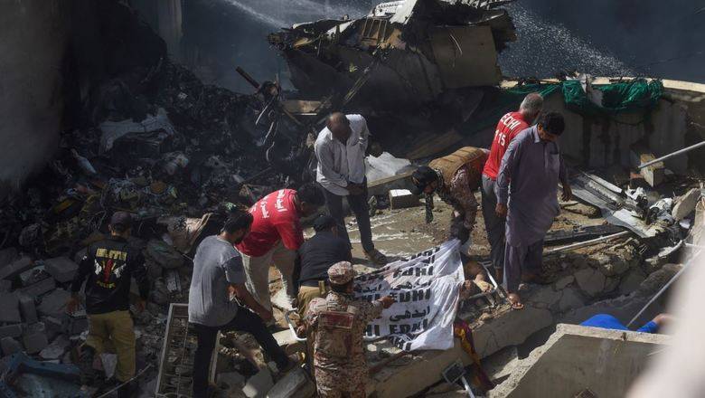 В катастрофе пакистанского самолета погибли 97 человек, а двое - выжили - newizv.ru - Пакистан