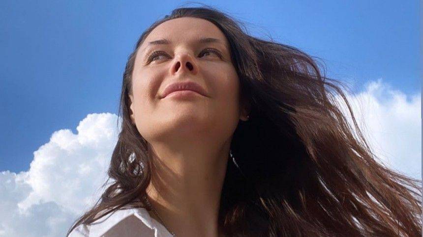 Оксана Федорова - Оксана Федорова исполнила романс о розе и соловье на музыку Римского-Корсакова - 5-tv.ru