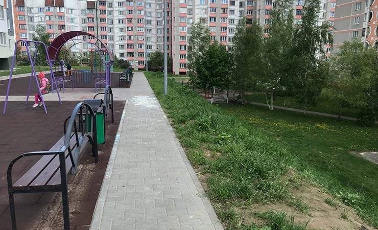 «До первого несчастного случая». В Гомеле на Речицком проспекте детскую площадку установили вблизи резкого склона. Что ответили чиновники? - gomel.today - Гомель