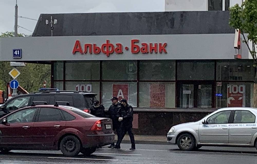 Мужчина взял в заложники несколько человек в здании Альфа-банка в центре Москвы - theins.ru - Москва