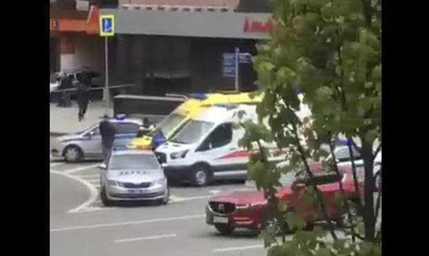 В Москве курьер службы доставки еды захватил заложников в отделении Альфа-банка - og.ru - Москва