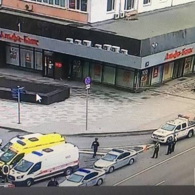 Захвативший банк мужчина требует от администрации учреждения крупную сумму денег - radiomayak.ru - Москва - Россия