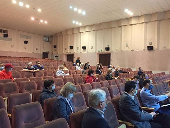Глава Заречного обещал помочь предпринимателям, устроившим «похороны» бизнеса у ТЦ - znak.com