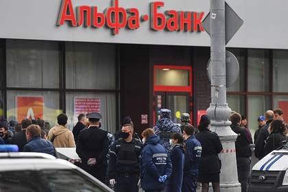 Появились подробности спасения посетителей захваченного банка в Москве - lenta.ru - Москва