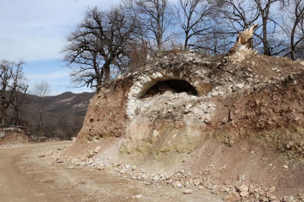 Древний известняковый саркофаг обнаружили во время строительства дороги в Раче - newsgeorgia.ge - Грузия
