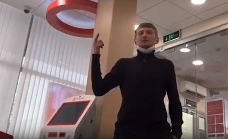 Ольга Бузова - В Москве мужчина захватил банк с заложниками, угрожал его взорвать и звал Ольгу Бузову. Один из заложников смог снять происходящее на видео - gomel.today - Москва