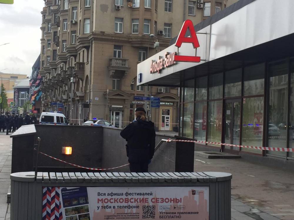 Владимир Васенин - Движение транспорта восстановили рядом со столичным банком, где захватили заложника - vm.ru - Москва