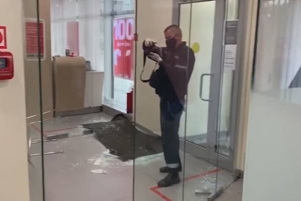 Опубликованы кадры из банка в Москве, где захватили заложников - nakanune.ru - Москва